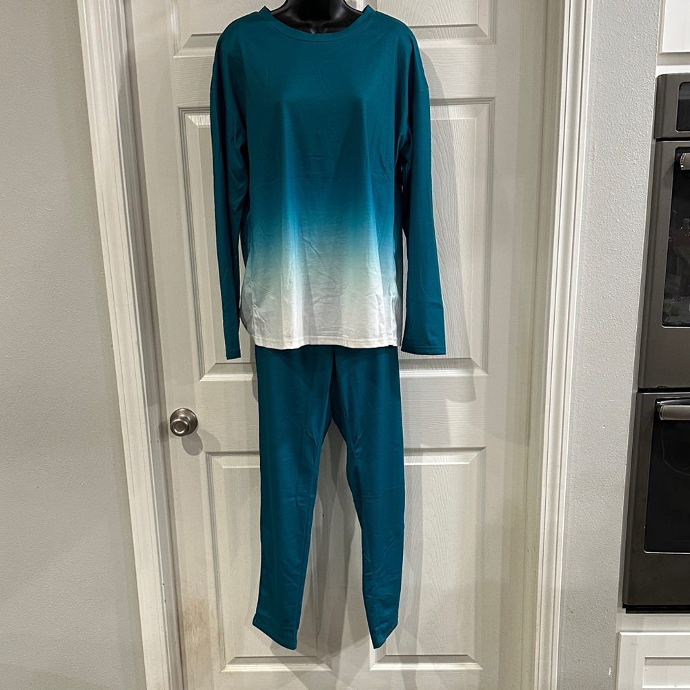 New never worn Women’s Teal and White ombré top and pants